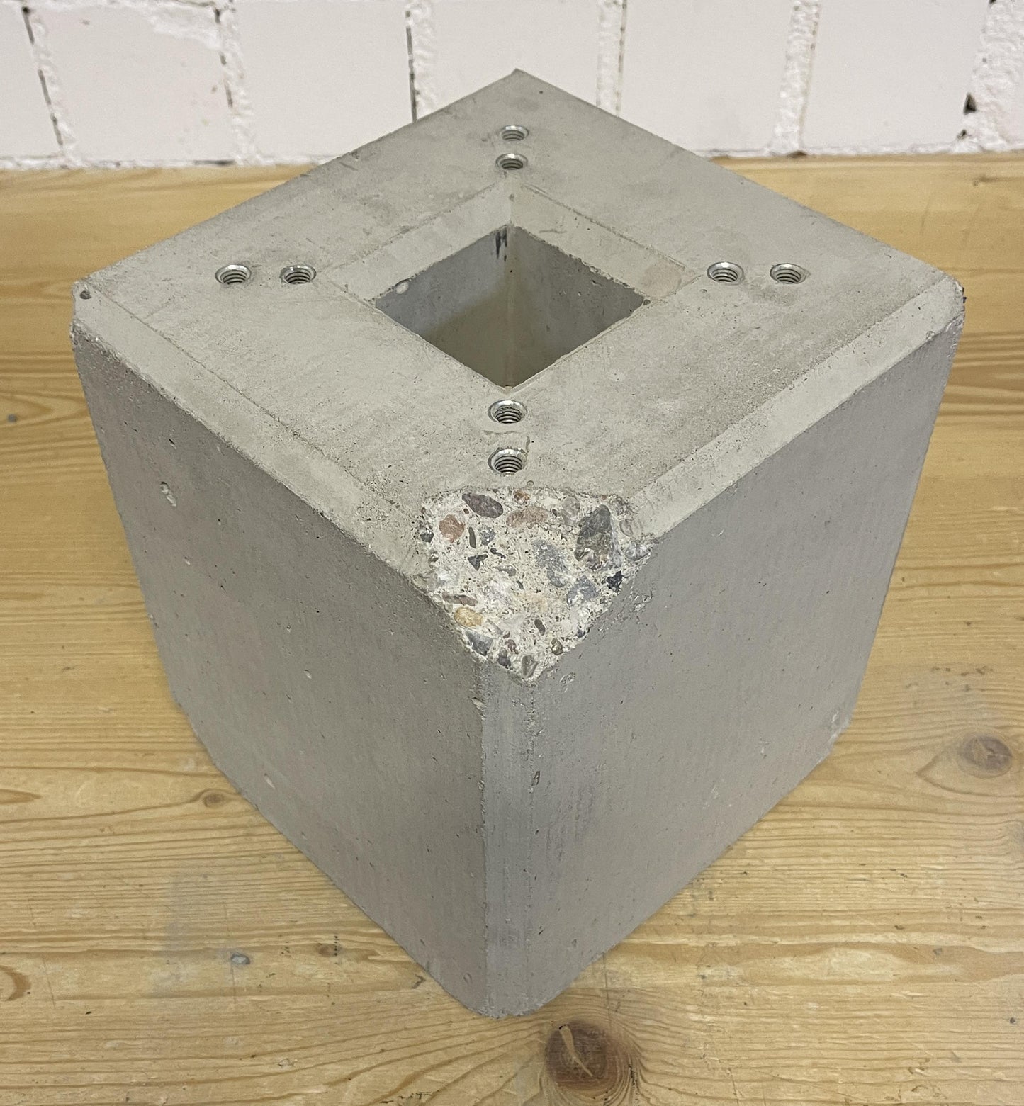 Prefabricerat betongfundament för "DIE-LADESÄULE.DE"-laddstolpe, stativ eller piedestal